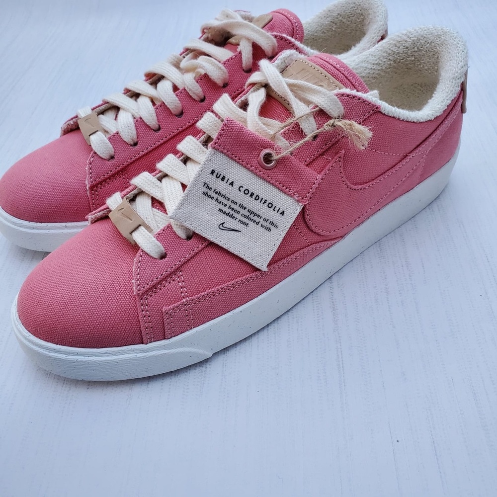 WOMEN'S NIKE BLAZER LOW LX CASUAL SHOES - Picture 2 of 10